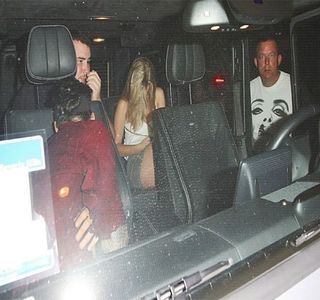 — Senzualitatea felului în care săruturile lui se defineau anterior, continuă și atunci când; buzele lui ajung peste zona amintită nu cu mult înainte, privând-o astfel de libertatea oricărei mișcări în dezacord. Putea recunoaște că anumite stări îl încărcau pe moment, căci tocmai se afla într-
