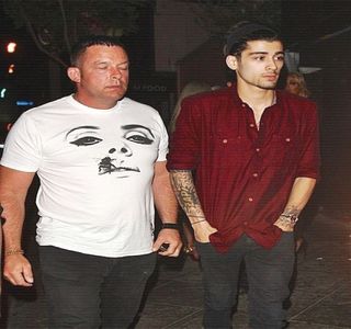 — Inimii sale creșteau, aflat în pragul unei decizii față de care acum, nu putea da înapoi. Dar,; cunoscându-și intențiile, capul și-l coboară din nou până ce buzele lui întâlnesc zona ei intimă. Nu mult timp trece până spre manifestarea în bună regulă, căci ulterioarelor săruturi oferite acesteia
