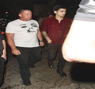 — Le urmează deschiderea propriei guri și trecerea limbii peste aceeași zonă, care,; destul de repede apoi, prinde o mișcare îndrăzneață prin repetiția acelorași treceri.
