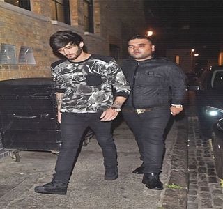 — Reacțiile acesteia, manifestate prin mișcări sau chiar sunete în conformitate cu momentul; curent, îi plusează în întregime starea de satisfacție, care totuși nu reușește a-i fi exprimată conform planului, căci rânjetul pe care l-ar fi expus ajunge a-i fi suprimat odată cu mișcările produse
