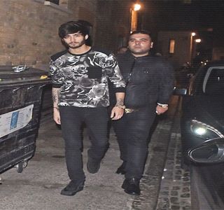 — Ce treptat urcă peste zona abdomenului ei, cu ușurință oprindu-se în dreptul sânilor. Pe; moment nu recurge la nicio acțiune presupusă, căci vârful limbii alege să reprezinte mișcările tensionate în mod sexual, accentuate prin micile împingeri pe care le execută în interiorul zonei ei
