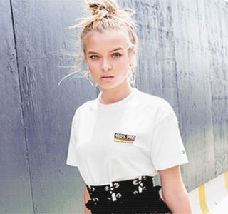 — a acționa intens cu ajutorul vărfului limbii, lucru care parcă o înnebunește;; Accentul e pus totodată chiar de senzația de umezeală abundentă obținută. Din instinct, câteva șuvițe brunete i le prinde între degete, dorind parcă să-l “atenționeze” într-un fel sau altul că
