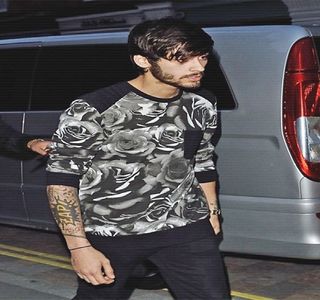 — Un aspect la care nu s-ar fi gândit niciodată se dovedește a fi chiar momentul în care cele; două acțiuni au loc în concomitent, reprezentate de acțiunea exercitată asupra propriilor fire de păr, plusată de altfel și de maniera prin care șoldurile ei prind o mișcare parcă tipică și pariată
