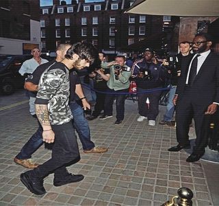 — Intenționată. Demonstrându-și vorbele, își înalță corpul cât să poată dobândi susținerea; necesară pentru a putea recurge apoi la deschiderea nasturilor cămășii de culoare neagră, cămașă care persistase drept piesă vestimentară încă de când “cina” avusese loc. Rând pe rând deschide fiecare
