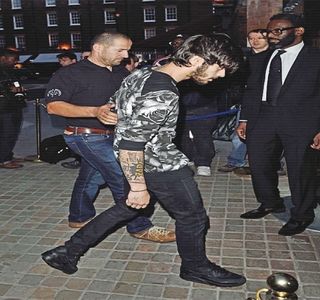 — De suprafața saltelei canapelei, pe de o parte și de alta a corpului ei, chiar în apropierea; zonei umerilor și a puțin din cea a capului. “Bună,” drept urmare a respectivul rânjet ambițios i se adresează astfel, cu scopul de a o tachina și mai presus, de a-și exprima încântarea; lucru ce
