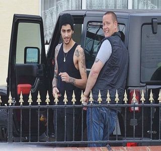 — Întâmplarea care în urma respectivelor săruturi existente în număr evident, îi produce; coborârea colțurilor gurii și mimarea unei expresii serioase, cu toate că intenționa ca în acele clipe să nu-i transpună lui Josephine o stare plină de stânjeneală. Astfel, recurge la un alt zâmbet
