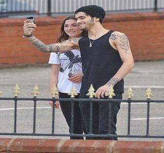 — Slab, acesta existând din cauza reținerii care încă o încerca pe aceasta, în ciuda inițierii; respectivei intenții acum în curs de desfășurare. Încă din clipa în care propriul membru ajunge pipăit de către degetele șatenei, lucru care nu avansează nicidecum ci doar stagnează în acea definitori
