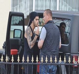 — A excitării, intenționând să îi provoace și ei curajul necesar, își apleacă din nou capul; până ce îi ajunge poziționat în scobitura gâtului ei, sfârșind prin a-i depune săruturi umede peste respectiva zonă, cât și de-a lungul maxilarului; ca în același timp corpul să execute mișcări de
