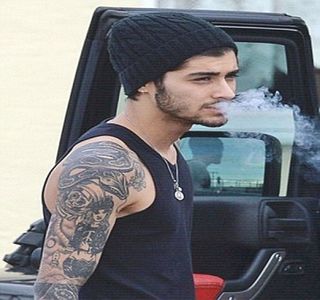 — Nici pe departe, își depărtează buzele în așa fel încât cu ajutorul danturii să prindă; respectiva porțiune pe care o și trage spre interiorul gurii, intenția devenindu-i producerea unui semn, anume un hickey. Finalizându-și dorința, recurge la anterioarele săruturi, care încetul cu
