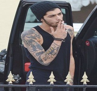 — Încetul urcă spre aceleași zone, reușind în acest fel să-i captureze buzele într-un alt; sărut, care, deși este inițiat prin pătrunderea limbii printre buzele ei, acesta devine unul chiar lent, dar de o profunzime aparte, mișcările lui sfârșind abia în clipa în care își retrage un braț în
