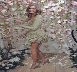 — Atingerile pe care le inițiază din nou deasupra zonei sale intime, precum și sărutul ce; ulterior se transformă într-o mușcătură generată în scobitura propriului gât îi provoacă închiderea instantanee a ochilor, gest urmat de prinderea între dinți a buzei inferioare, cu scopul
