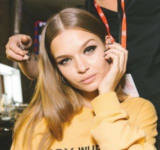 — semne că stimularea dorinței sexuale se afla considerabil în ascendență.; În secundele ce urmează, dat fiind că mici sunete îi părăseau inevitabil interiorul gurii, decide să reia din nou contactul cu buzele lui Zayn, prinzându-l într-un sărut haotic, oferindu-i un acces
