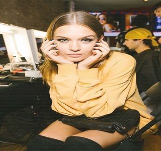 — Vast în timp ce îi explorează la rândul ei interiorul gurii într-o manieră; mai agitată de data aceasta. Palmele își croiesc lent drum pe umerii săi, una dintre acestea ajungând plasată pe ceafa sa, curpinzându-i câteva șuvițe între degete.
