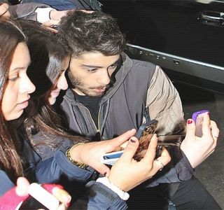 — Gemetele care într-un final reușesc a se intitula printr-o proveniență din partea acesteia; îi plusează întreaga stare de satisfacere, reușind ba chiar să strecoare printre săruturile pe care i le oferă și un rânjet, mișcarea încă produsă de propriul deget continuând. Dar, ceea ce îi stopeaz
