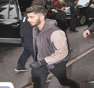 — Și la mici pauze pentru mici guri de aer. Într-un final deloc îndepărtat în schimb, își retrage; degetul fiind de fapt presat de întreaga-i stare, care exprima prin toți porii intenția sa de a da startul unui act intim, aparent așteptat de amândoi în egală măsură. Profitând de existența sărutului
