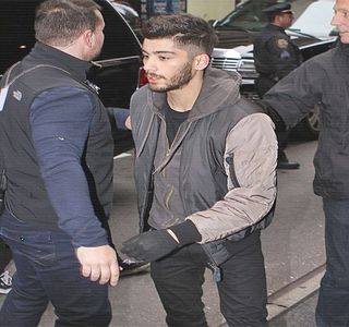 — Prin intermediul ambelor palme printre marginea chiloților ei pe care îi trage treptat în jos; până ce reușește să i-i tragă peste picioare ca în final să și scape de bucata respectivă de material subțire, respectiva ajungând în același loc ca restul hainelor, pe jos. Acestei acțiuni îi urmează
