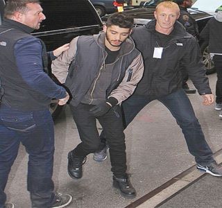 — Canapelei, drept o ușoară susținere. Pe când palma opusă circulă peste locuri ale; abdomenului ei, zonele intime li se întâlnesc, el începând cu producerea unor frecări a propriei lungimi de umiditatatea ei. Cauză viitoare a ruperii sărutului, recurge la un altul pe care i-l oferă
