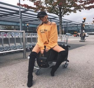 — Presarea  respectivă, lucru ce contribuie totodată la excitarea peste măsură a; propriei persoane. Între timp, capul îl întoarce într-o parte, respirația fierbinte lovindu-i-se de urechea acestuia, fapt ce o impulsionează să îi atingă obrazul prin intermediul buzelor, croindu-și
