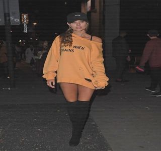 — “Dacă mă mai atingi în halul ăsta o iau razna” și chiar și după o astfel de frază,; colțurile gurii i se arcuiesc slab într-un zâmbet natural, urmând ca imediat să-i întoarcă ușor chipul, contactul vizual dintre ei luând loc. Buzele și le presează scurt de cele ale acestuia, gest
