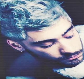 — Ce duce la printrarea unui alt rânjet pe propriile buze, acompaniat de decizia de a; opri respectivele mici frecări. Buzele care de altfel îi și rămân între-deschise la contactul cu unghia acesteia duc la producerea unui geamăt intenționat, din unica dorință de a-i stimula corpul atât
