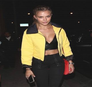 — Amândoi; Astfel, în secunda în care brunetul își împinge bazinul în direcția acesteia,; iar contactul intim are loc în adevăratul sens al cuvântului, fiind pătrunsă de membrul respectiv, buzele i se între-deschid în primă instanță, fără a scoate însă vreun sunet. Pe parcurs ce organul
