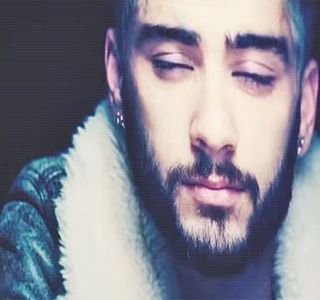 — Privirea sa rămâne concentrată asupra chipului șatenei, pe când limba și-o trece peste; buza inferioară, urmând tragerea acesteia spre interiorul gurii. Ritmul penetrant, deși recurge la mișcările necesare înfăptuirii cadrului sexual, de du-te-vino, se identifică totuși drept unul destul
