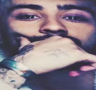 — Brutală. Încetinirea ritmului penetrant vine mai mult precum un imbold, petrecut de pe urmele; momentului în care capul îi revine câțiva centimetri aproape sesizabili pe spate, un geamăt gutual părăsindu-i gura între-deschisă. Persistă astfel până ce privirea lui coboară din nou asupra șatenei,
