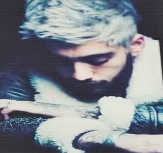 — Iar deși mișcările își reiau din rapiditate, buza inferioară decide a și-o prinde, urmând; tragerea acesteia prin intermediul danturii spre interiorul gurii, pe când palmele sale urcă din nou, acestea ajungând peste sânii ei, ca un stimul alegând a i-i strânge în propriile-i palme.
