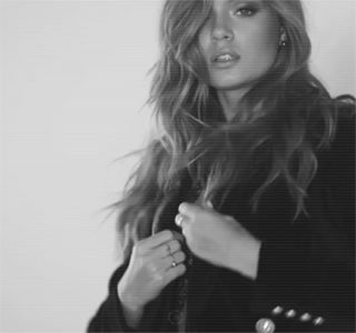 —  Întâmplându-se în doar câteva fracţiuni de secundă, degetul mare ajunge să i-l; cuprindă între buze. Deşi modalitatea sa de a înceta eliberarea acelor sunete care emanau numai şi numai plăcere părea eficientă în mintea ei, se dovedeşte a fi un eşec, căci buzele i se
