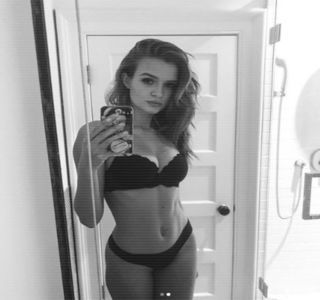 — Ajungând la nivelul unde actul în sine avea loc, şi anume contactul dintre zonele intime.; Propriile degete ajung presate de propria feminitate, deasupra membrului lui Zayn a cărui penetrare se afla în plină desfăşurare, degetele începând să şi le mişte în mod circular, cu scopul sporirii
