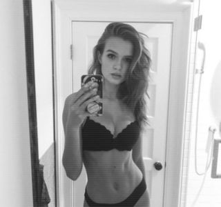 — Stării de excitaţie în care se afla. Între timp, întrucât palma acestuia se afla încă în dreptul; propriei guri, involuntar, buzele îi cuprind degetul mijlociu, în continuare gura având să-i urce şi să coboare pe lungimea acestuia într-un mod incitant.
