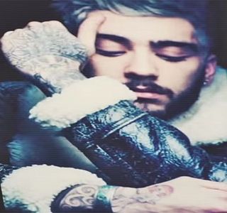 — Gemete, mici și înfundate, dar care exprimau în tonalitate satisfacția pe care aceasta i-o; oferea de fapt. Abia atunci când palma șatenei ajunge plasată deasupra propriei zone intime doar pentru a putea da startul satisfacerii proprii, pe lângă actul în sine, privirea lui coboară în
