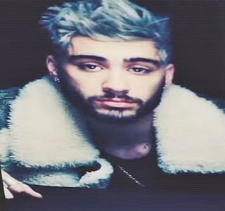 — Respectiva direcție, recurgând de fapt la mișcări acum dure și lente, mai mult din; intenția de a se juca cu starea ei. Atenția sa, în cele din urmă, nu prinde contur asupra aceluiași loc căci din prima clipă în care o umiditate aparte îi înconjoară degetul, privirea lui revine
