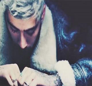 — Partide, ci și dincolo de aceasta. Nerezistând tentației însă, corpul și-l coboară din nou,; până ce chipurile le revin la același nivel. Distanța dintre buzele lor se micșorează treptat, urmând să-și folosească respectivul deget, asupra căruia era încă exercitată acea acțiune nebunească,
