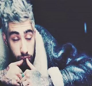 — Pentru a-i coborî acesteia buza inferioară, treptat retrăgându-și-l și înlocuind zona prin; Sărutului pe care i-l oferă, golul din interiorul gurii ei pierând odată cu clipa în care limba îi este introdusă în gura șatenei pentru a recurge la un alt sărut haotic. Palma coborâtă anterior,
