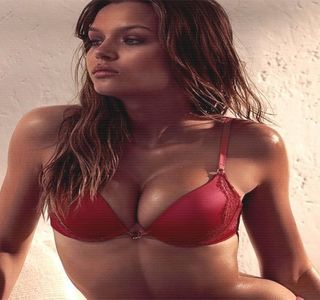 — prelung prin care parcă îl atenționa cumva. Chiar și așa, în secunda următoare,; din pricina ritmului care pe parcurs devenise alert, neintenționat, dar și inevitabil, membrul părăsește interiorul acesteia, fapt ce îi provoacă eliberarea unui sunet asemenea unui oftat. Una
