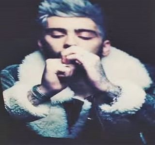 — Și bun de admirat, pe când capul și-l înclină într-o parte laterală iar buzele sale prind; iminenta formă a unui rânjet. Ajunge a și-o trage apoi pe cea inferioară spre interiorul gurii, treptat privirea sa coborând de pe chipul ei, pe sânii perfect rotunzi și în cele din urmă asupra zonei 
