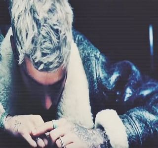 — Momentul în care șatena își coboară treptat corpul. Faptul că în acele clipe ea deținea; controlul oricărei mișcări penetrante ajunsese mai mult precum singurul lucru satisfăcător propriei persoane, căci imediat ce ritmul prinde conturul necesar, gemetele ajung i se imbina cu cele ale
