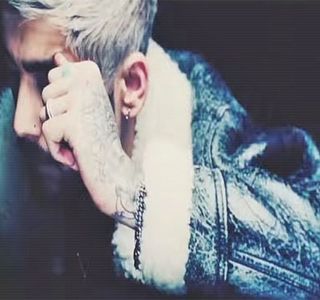 — Era acum mai înaltă cu puțin decât el, își plasează buzele peste o porțiune a pielii; pieptului ei, oferindu-i mici și multiple săruturi, asta până ce dorința lui de a coborî prin intermediul lor printre contur. Sfârșește peste linia dintre zona sânilor și, ulterior preia drumul sânulu
