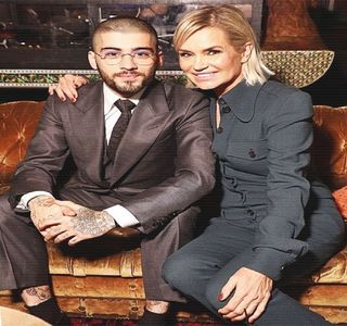 — Dar, ferindu-şi persoana de orice tip de reacţie provenită din partea ei pe plan viitor, palma; liberă, opusă celei infiltrate pe sub corpul ei, îi coboară pe sub materialul păturii care le acoperea corpurile amândurora, încât să şi-o poată poziţiona peste piciorul ei gol, menţinând dinadins
