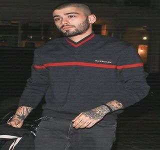 — Primite. Percepe din nou același lucru, însă de această dată, deși până în prezent trăia cu; impresia faptului că ar fi putut sări peste respectiva seară, din dorința de a-și duce la bun sfârșit ziua precum și-o plănuise, fiindu-i una liberă, constată că prezența lui era într-adevăr obligato-
