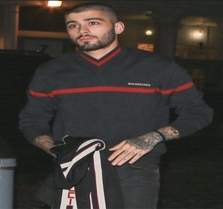 — Rie, având ba chiar să fie acompaniat de tot personalul angajat. Intenționând să-i; transmită acestuia confirmarea prezenței, produce un mesaj întocmai, compus dintr-o serie redusă de cuvinte, ca ulterior să fie trimis. În cele din urmă telefonul și-l blochează, urmând ridicarea de
