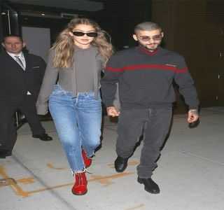 — Șare, pe când privirea-i cade asupra chipului ei. Rânjetul anterior pierde din complexitate; abia atunci când conștientizează că Josephine nici nu reacționase de pe urmele curiozității lui, iar expresia facială a acesteia trecuse printr-o schimbare radicală față de momentul precedent, încă de
