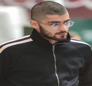 — Pentru aceasta. Sfârșește totuși prin a prinde cu ajutorul unei palme ceașca de cafea, care; aparent îi revenea, ridicând-o de pe blat. Alege așteptarea timp de câteva secunde, din cauza faptului că aceasta încă frigea, ca ulterior, să-și focuseze în întregime atenția asupra ei. “Știi,”
