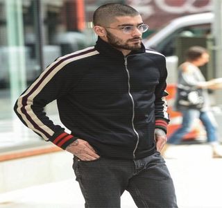 — Inițiază o altă adresare, chiar după ce nasul și-l trage, urmând ca la scurt timp să-și mute; privirea prin jur. Dintr-o parte în cealaltă, sfârșește prin a privi spre zona frigiderului. Din neant sprâncenele și le încruntă, inconștient, până ce sesizează cu ajutorul colțului ochilor telefonul
