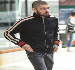 — De pe blat, aflat la o distanță considerabilă, având acum ecranul aprins. Pe moment însă,; nu bagă de seamă acest fapt ci, recurge la înlănțuirea ideii pe care ar fi dorit să o prezinte anterior, dar, ceea ce îi împiedică această dorință din urmă se dovedește a fi telefonul acesteia care
