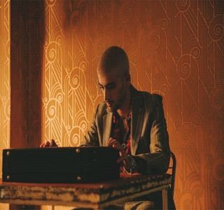 — Întâlnire cu acesta pentru a discuta. Deși însăși Josephine a inițiat acea scenă din; restaurant seara trecută, punând capăt relației, sau.. asta ar fi crezut el, o cunoștea destul de bine și ar fi presupus cu ușurință că într-un final, mai devreme sau mai târziu, ar fi căzut iar în
