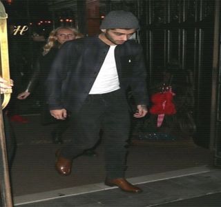 — E toată lumea, omule?” Ușor confuz el este cel care de această dată îi adresează brunetului o; întrebare, neînțelegând cu exactitate de ce clubul era aproape gol, din moment ce se anunțase pe parcursul nopții o petrecere de pomină, la care mai mult de 300 de persoane ar fi fost prezente.
