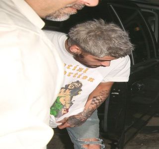 — Stare ca în momentul respectiv să îl caute doar pentru a continua conversația care se; sfârșise atât de brusc în dimineața cu pricina, cât și multe altele. Dar, în cele din urmă, preia curajul necesar de a-și întoarce privirea în direcția respectivă, de pe cealaltă parte a tejghelei,
