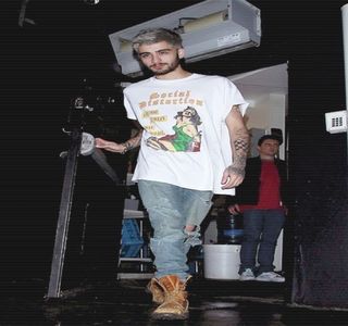 — Postului pe care îl ocupa, acela de barman. Astfel, dezvoltând un interes “inexistent” față; de aceasta, i se adresează prin următoarele: “Cu ce te ajut, drăguțo?” universul de interpretare limitându-se la cerința ei care ar fi încadrat doar o băutură. Sfârșește prin a-i fixa privirea,
